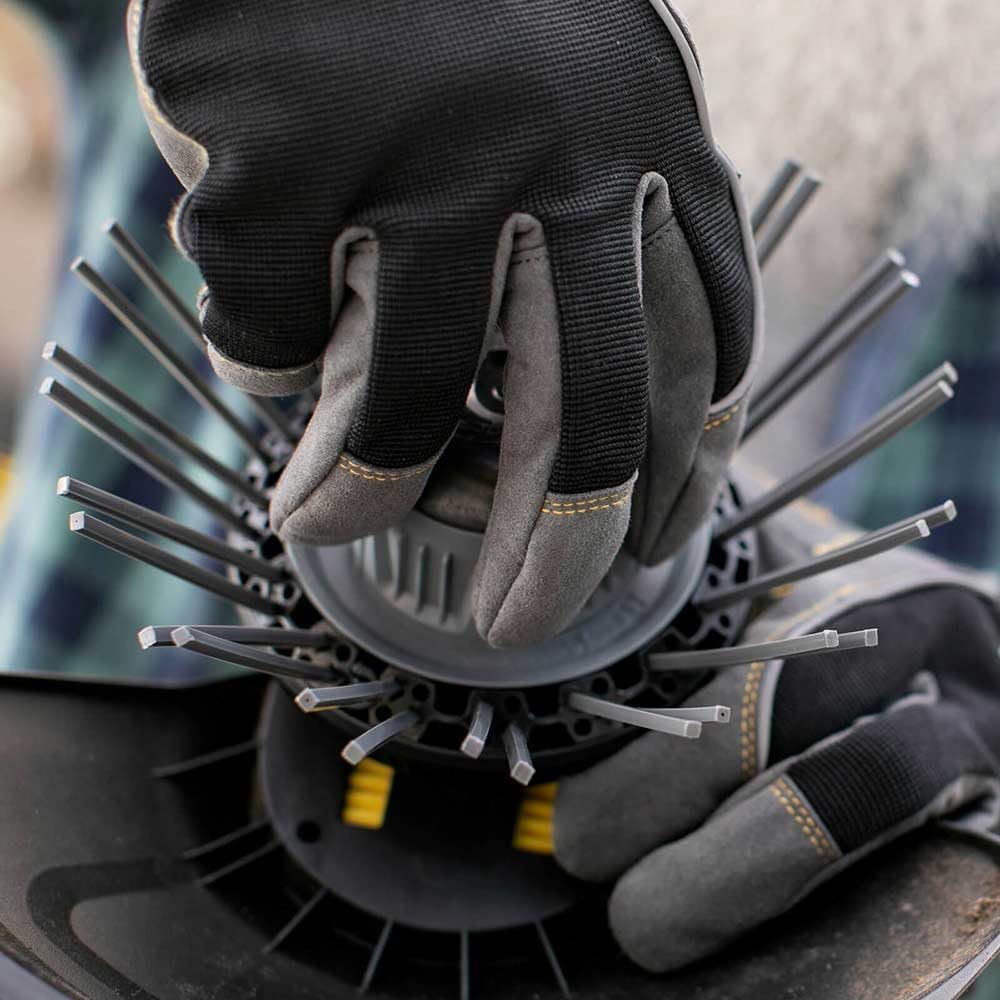 Kärcher 18 V Akku-Unkrautentferner WRE 18-55, Nylonborsten-Kopf mit max. 2.800 U/min, schwenkbarer Reinigungskopf, Teleskopstiel, verwendbar mit dem Kärcher 18-V-Akku, ohne Akku