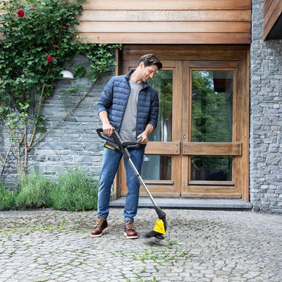 Kärcher 18 V Akku-Unkrautentferner WRE 18-55, Nylonborsten-Kopf mit max. 2.800 U/min, schwenkbarer Reinigungskopf, Teleskopstiel, verwendbar mit dem Kärcher 18-V-Akku, ohne Akku